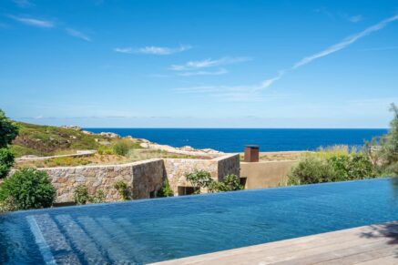 Lumio, villa d’architecte, pied dans l’eau, vue panoramique mer et maquis