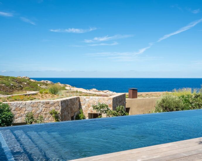 Lumio, villa d’architecte, pied dans l’eau, vue panoramique mer et maquis