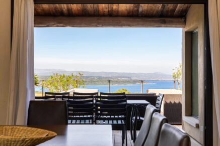 Exclusivité, Bonifacio, villa d’architecte, type bergerie, 4 chambres, piscine, vue mer et montagnes, proche plage