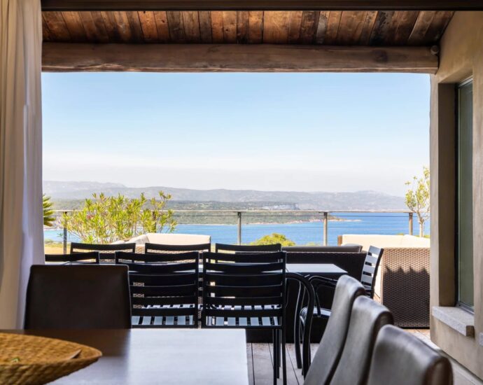 Exclusivité, Bonifacio, villa d’architecte, type bergerie, 4 chambres, piscine, vue mer et montagnes, proche plage