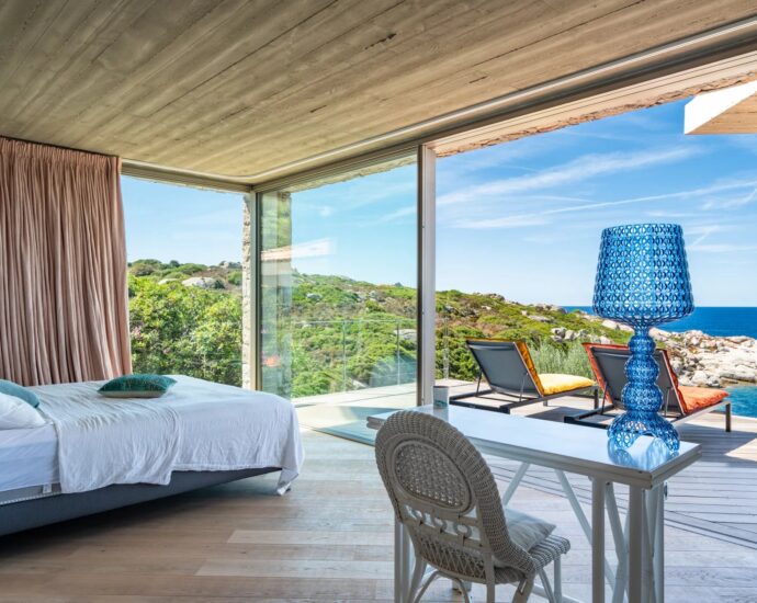 Lumio, villa d’architecte, pied dans l’eau, vue panoramique mer et maquis