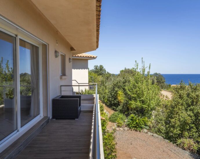 Favone, villa 3 chambres avec dépendance, vue mer, piscine, proche plage.