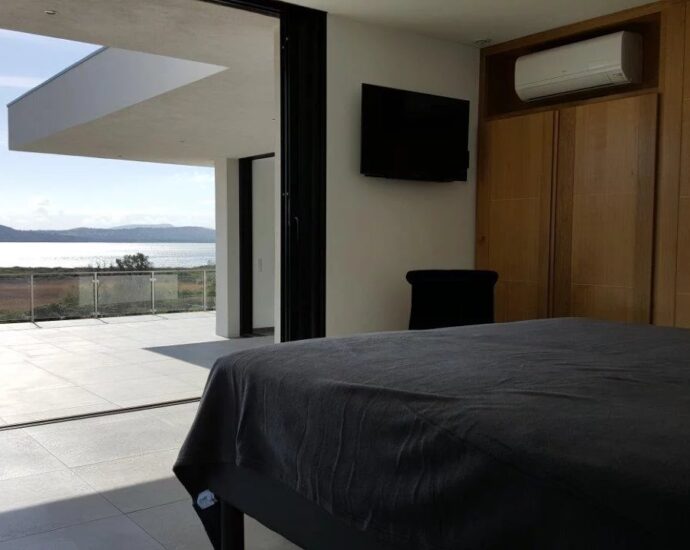 Southern Corsica – 300 meters from the beach, this villa offers a panoramic sea view