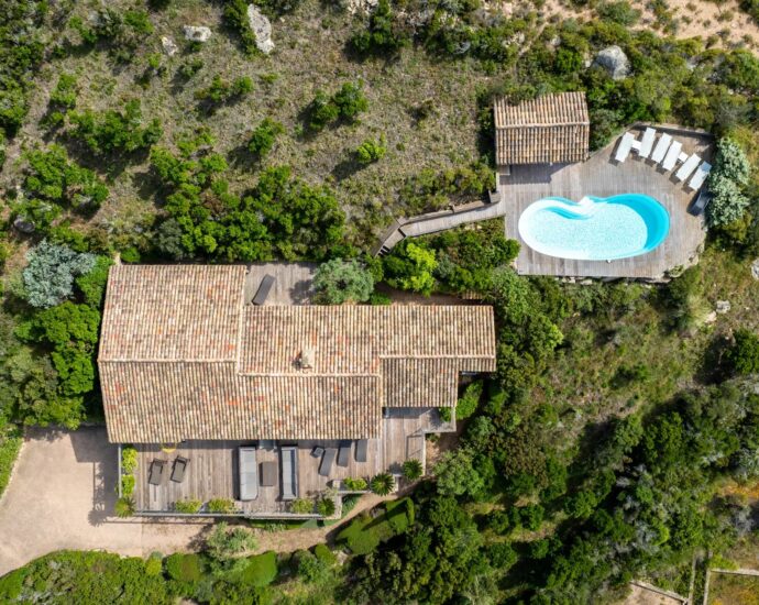 Exclusivité, Bonifacio, villa d’architecte, type bergerie, 4 chambres, piscine, vue mer et montagnes, proche plage