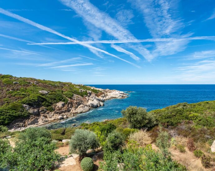 Lumio, villa d’architecte, pied dans l’eau, vue panoramique mer et maquis