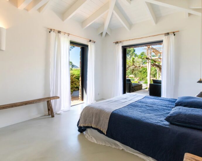 Cala Rossa Beachfront Villa – 7 Bedrooms, Direct Beach Access , Pool