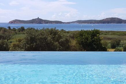 Southern Corsica – 300 meters from the beach, this villa offers a panoramic sea view