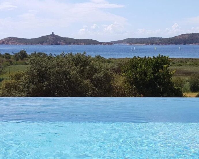 Southern Corsica – 300 meters from the beach, this villa offers a panoramic sea view