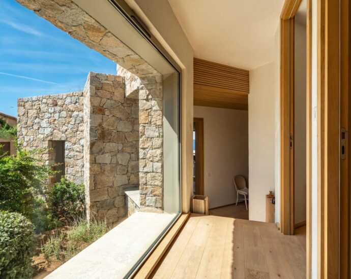 Lumio, villa d’architecte, pied dans l’eau, vue panoramique mer et maquis