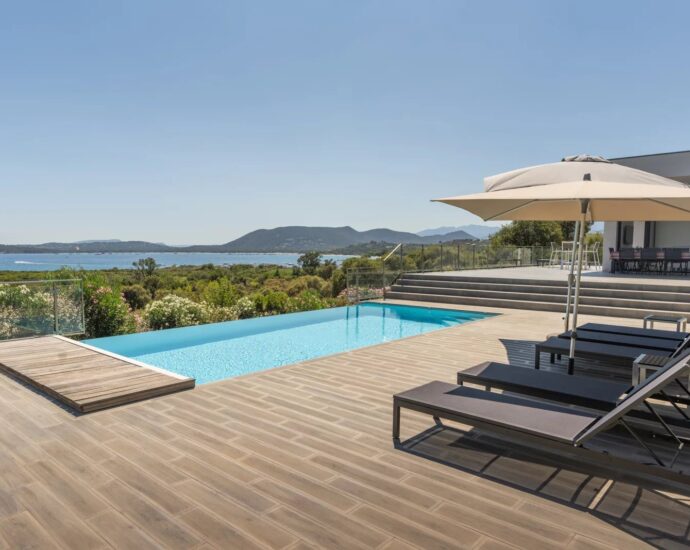 Exclusivité – Pinarello – Villa 4 chambres, avec piscine, plage à 300 mètres, vue mer panoramique