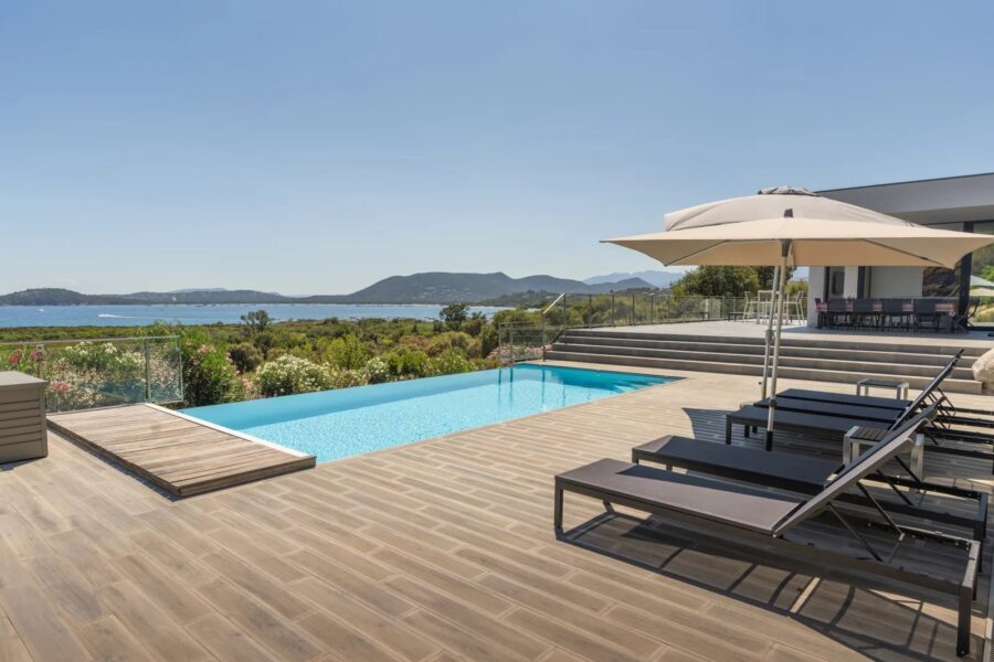 Southern Corsica – 300 meters from the beach, this villa offers a panoramic sea view