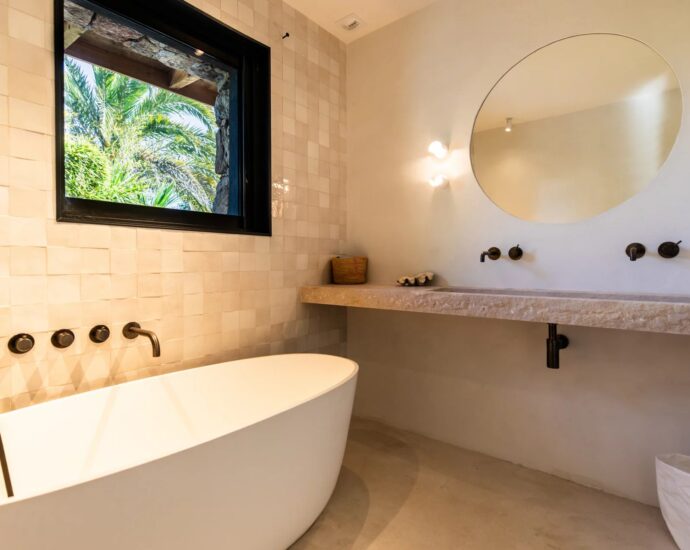 Cala Rossa Beachfront Villa – 7 Bedrooms, Direct Beach Access , Pool