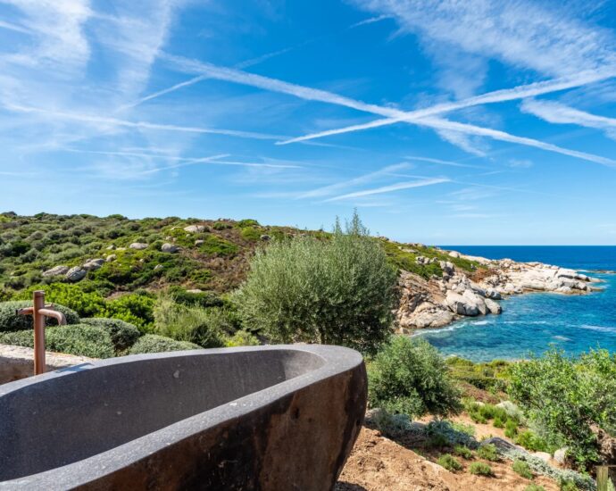 Lumio, villa d’architecte, pied dans l’eau, vue panoramique mer et maquis