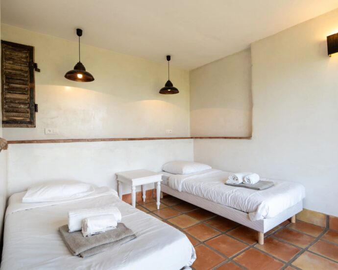 Exclusivité, Bonifacio, villa d’architecte, type bergerie, 4 chambres, piscine, vue mer et montagnes, proche plage