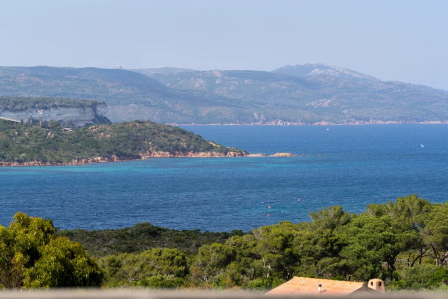 Exclusivité, Bonifacio, villa d’architecte, type bergerie, 4 chambres, piscine, vue mer et montagnes, proche plage