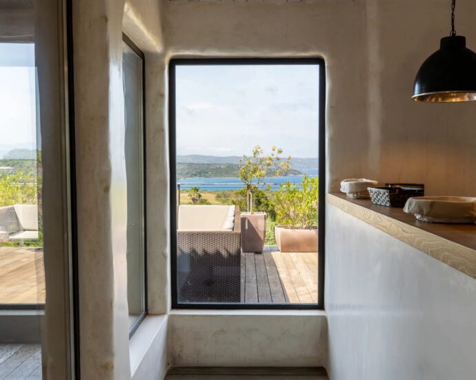 Exclusivité, Bonifacio, villa d’architecte, type bergerie, 4 chambres, piscine, vue mer et montagnes, proche plage