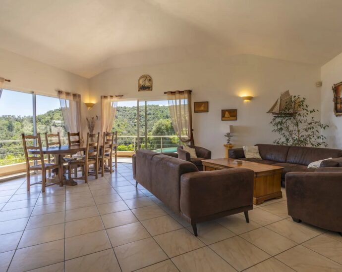 Favone, villa 3 chambres avec dépendance, vue mer, piscine, proche plage.