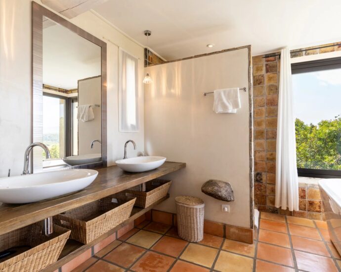 Exclusivité, Bonifacio, villa d’architecte, type bergerie, 4 chambres, piscine, vue mer et montagnes, proche plage