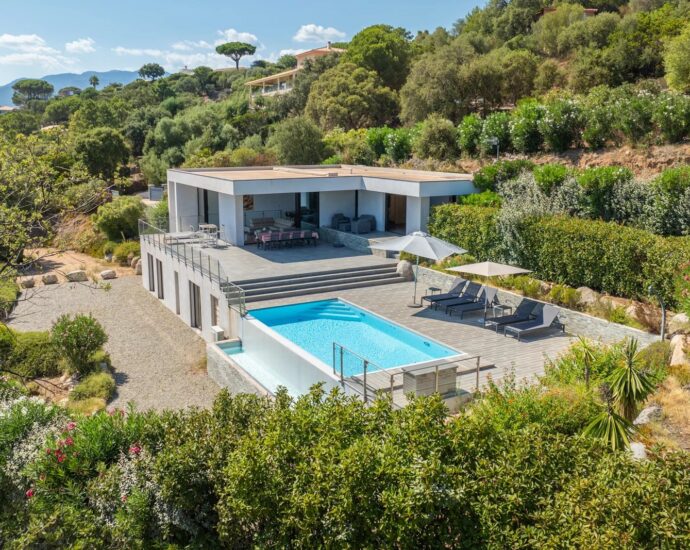 Southern Corsica – 300 meters from the beach, this villa offers a panoramic sea view