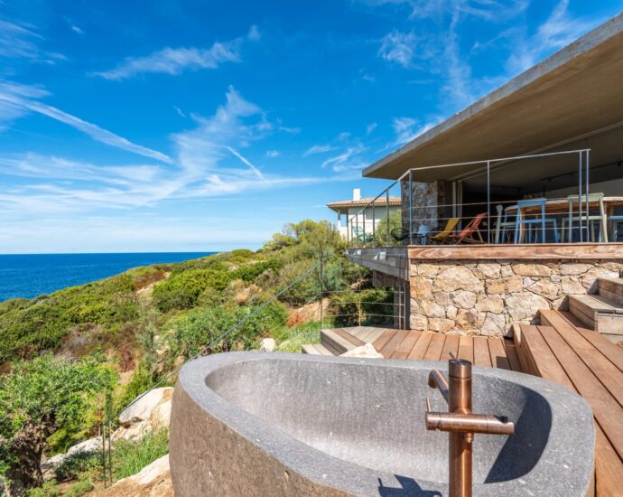 Lumio, villa d’architecte, pied dans l’eau, vue panoramique mer et maquis
