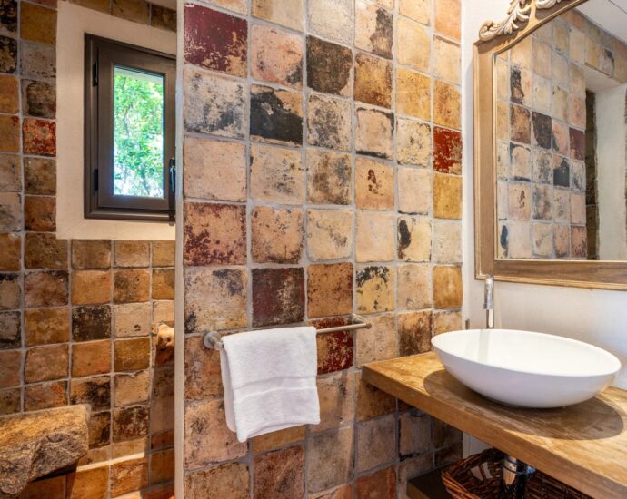 Exclusivité, Bonifacio, villa d’architecte, type bergerie, 4 chambres, piscine, vue mer et montagnes, proche plage