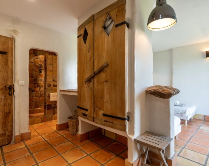 Exclusivité, Bonifacio, villa d’architecte, type bergerie, 4 chambres, piscine, vue mer et montagnes, proche plage