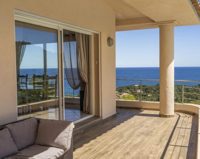 Favone, villa 3 chambres avec dépendance, vue mer, piscine, proche plage.