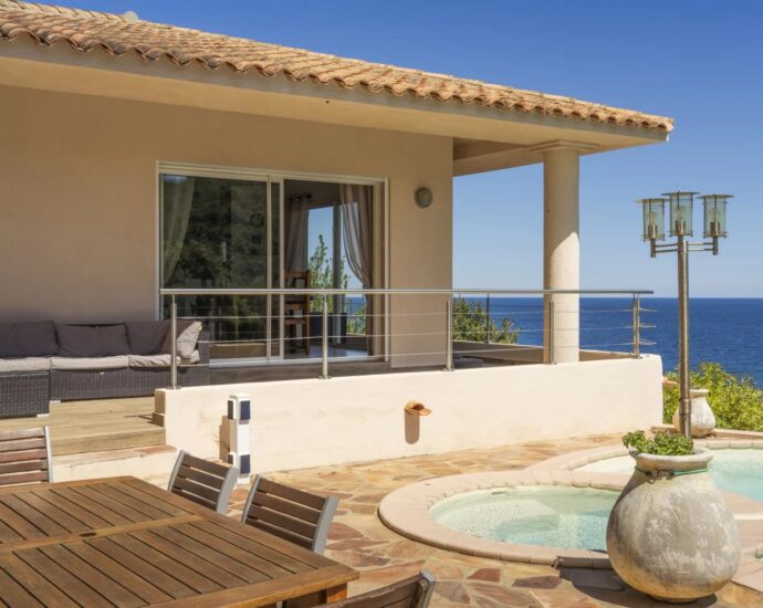 Favone, villa 3 chambres avec dépendance, vue mer, piscine, proche plage.