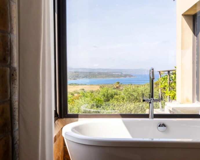 Exclusivité, Bonifacio, villa d’architecte, type bergerie, 4 chambres, piscine, vue mer et montagnes, proche plage