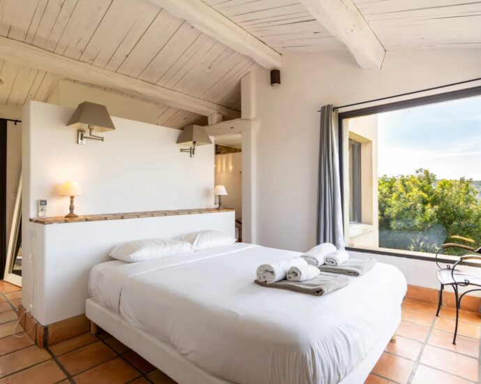 Exclusivité, Bonifacio, villa d’architecte, type bergerie, 4 chambres, piscine, vue mer et montagnes, proche plage