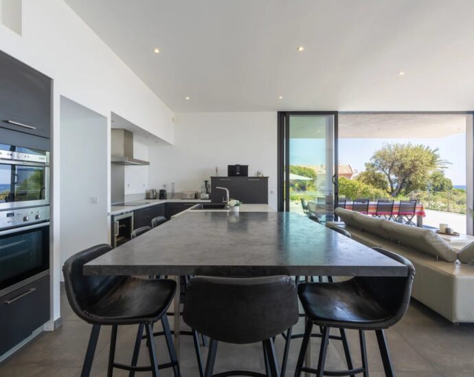 Southern Corsica – 300 meters from the beach, this villa offers a panoramic sea view