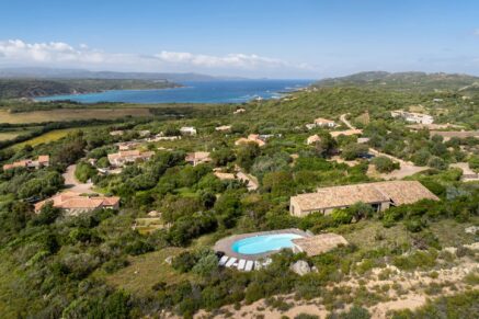 Exclusive listing – Bonifacio. Architect-designed villa in the style of a bergerie, featuring 4 bedrooms, a swimming pool, sea and mountain views, and close proximity to the beach.