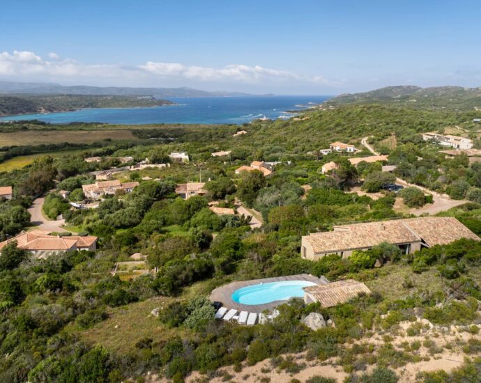 Exclusivité, Bonifacio, villa d’architecte, type bergerie, 4 chambres, piscine, vue mer et montagnes, proche plage