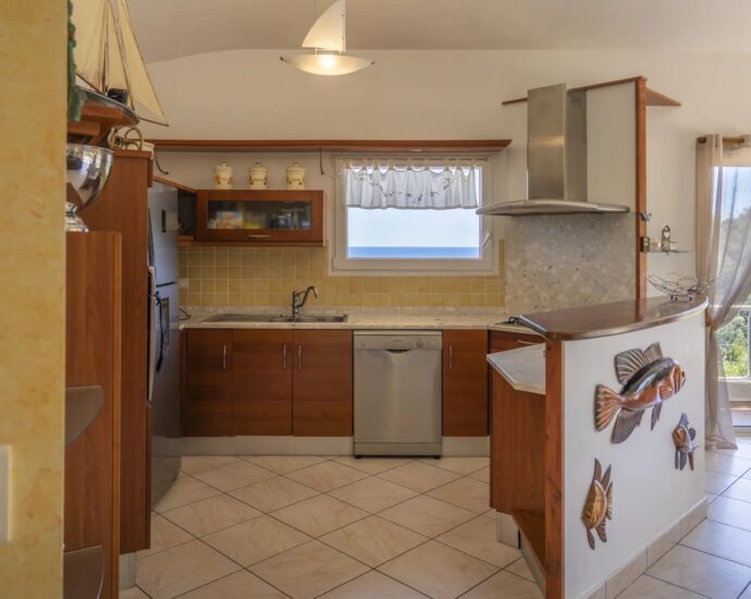 Favone, villa 3 chambres avec dépendance, vue mer, piscine, proche plage.