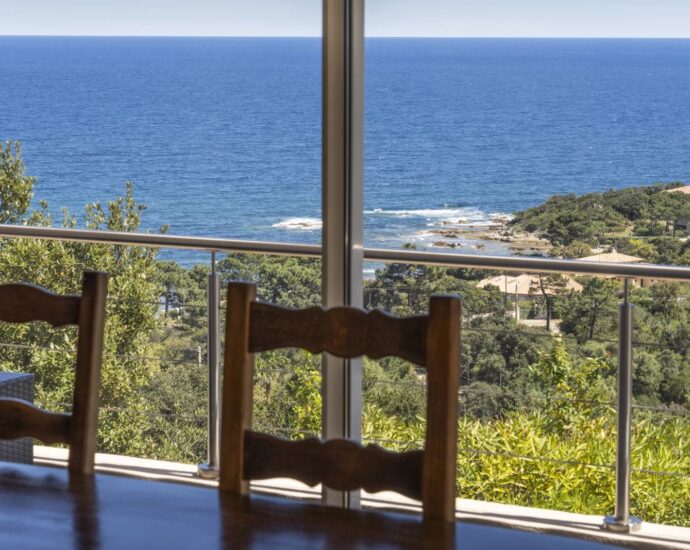Favone, villa 3 chambres avec dépendance, vue mer, piscine, proche plage.