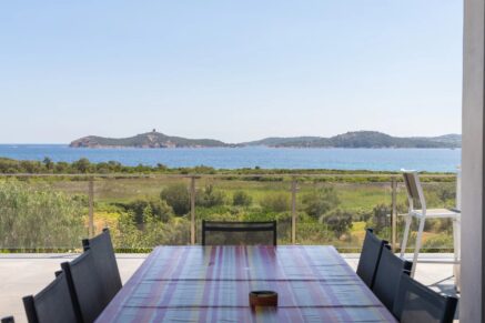 Southern Corsica – 300 meters from the beach, this villa offers a panoramic sea view