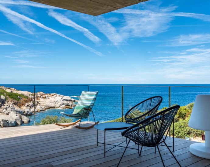 Lumio, villa d’architecte, pied dans l’eau, vue panoramique mer et maquis