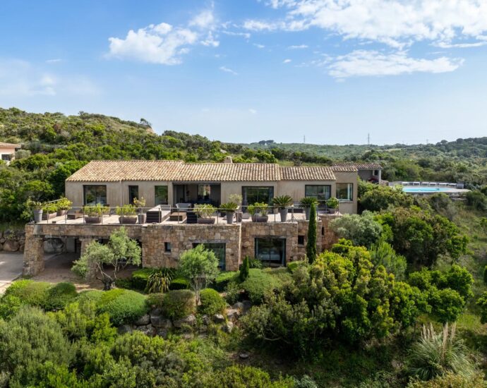 Exclusivité, Bonifacio, villa d’architecte, type bergerie, 4 chambres, piscine, vue mer et montagnes, proche plage