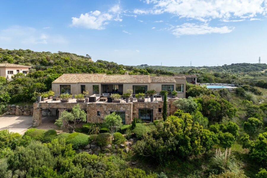 Exclusive listing – Bonifacio. Architect-designed villa in the style of a bergerie, featuring 4 bedrooms, a swimming pool, sea and mountain views, and close proximity to the beach.