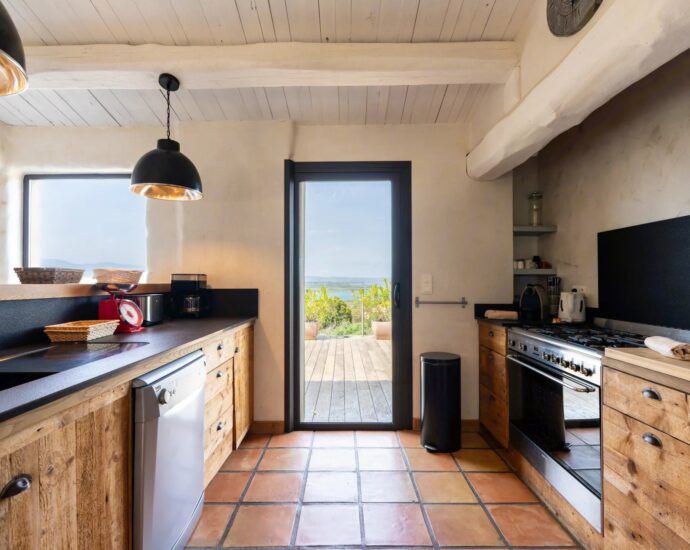 Exclusivité, Bonifacio, villa d’architecte, type bergerie, 4 chambres, piscine, vue mer et montagnes, proche plage