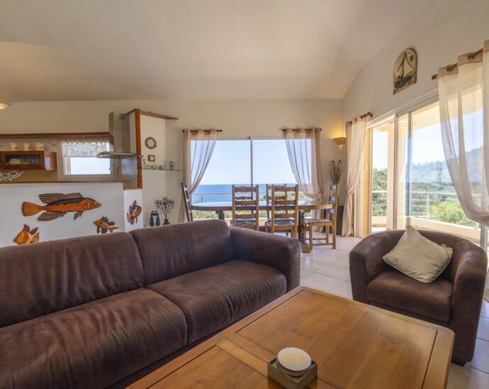 Favone, villa 3 chambres avec dépendance, vue mer, piscine, proche plage.