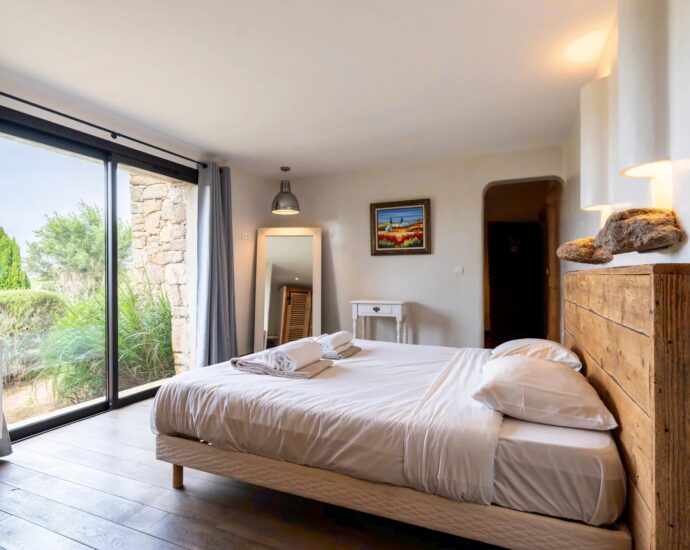 Exclusivité, Bonifacio, villa d’architecte, type bergerie, 4 chambres, piscine, vue mer et montagnes, proche plage