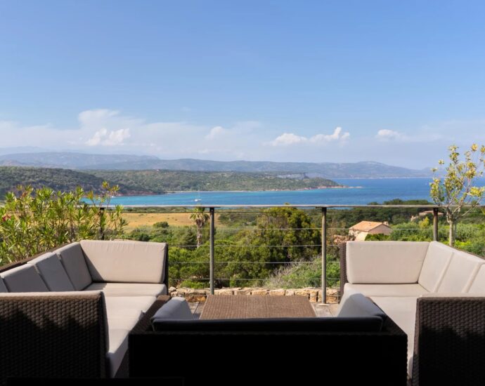 Exclusivité, Bonifacio, villa d’architecte, type bergerie, 4 chambres, piscine, vue mer et montagnes, proche plage