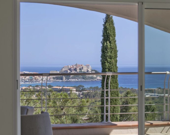 Calvi, villa 7 chambres, piscine, vue panoramique mer et Citadelle