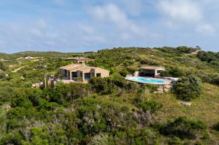 Exclusive listing – Bonifacio. Architect-designed villa in the style of a bergerie, featuring 4 bedrooms, a swimming pool, sea and mountain views, and close proximity to the beach.