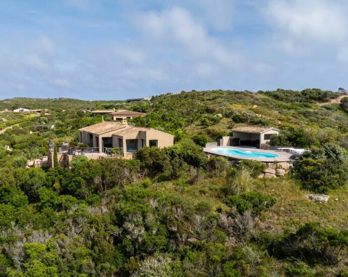Exclusivité, Bonifacio, villa d’architecte, type bergerie, 4 chambres, piscine, vue mer et montagnes, proche plage