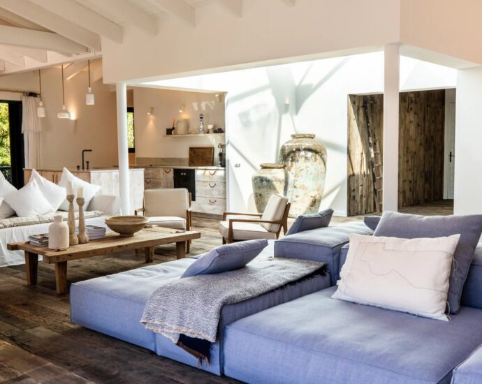 Cala Rossa Beachfront Villa – 7 Bedrooms, Direct Beach Access , Pool