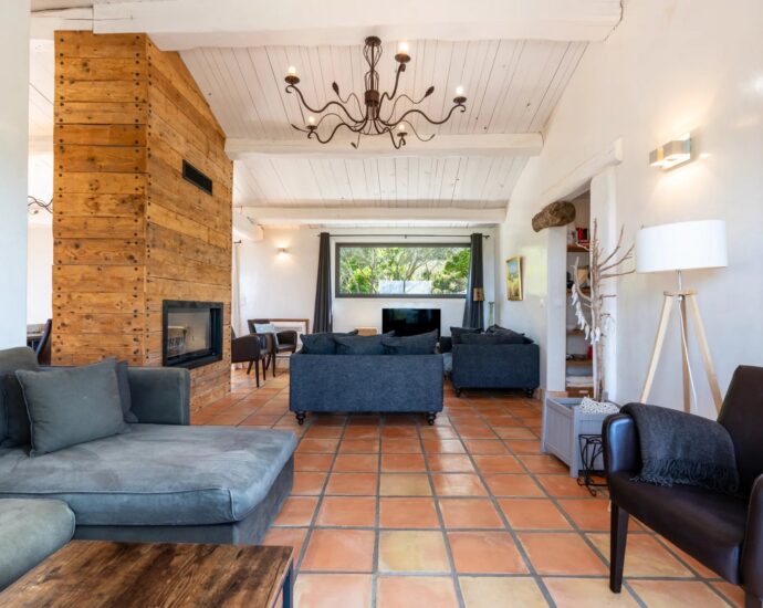 Exclusivité, Bonifacio, villa d’architecte, type bergerie, 4 chambres, piscine, vue mer et montagnes, proche plage