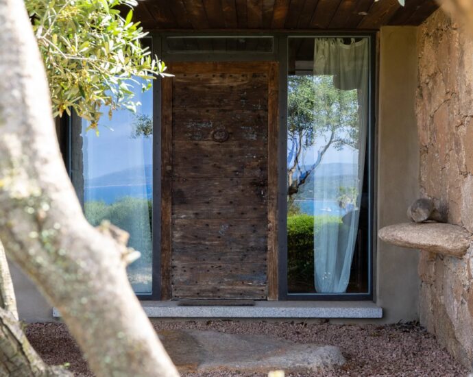Exclusivité, Bonifacio, villa d’architecte, type bergerie, 4 chambres, piscine, vue mer et montagnes, proche plage