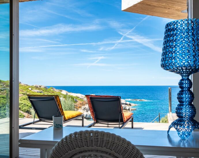 Lumio, villa d’architecte, pied dans l’eau, vue panoramique mer et maquis
